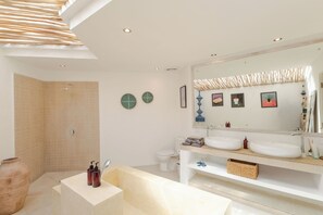 Bathroom - Villa Cocodrilos 1 by Pertama Management (Seminyak)