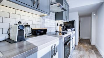 Microondas, horno, placa de cocina y lavavajillas