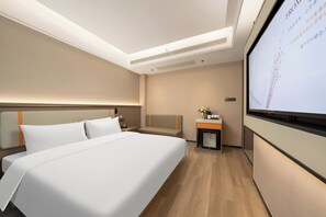 Premium bedding, blackout curtains, iron/ironing board, free WiFi - World Hotel Jinan Fengming Road  (Jinan)