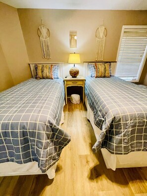 2 habitaciones, tabla de planchar con plancha, cuna de viaje y wifi 
