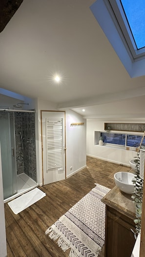 Shower, hair dryer, towels, soap - Our favorite house-Pont Caffino-Pretty farmhouse in the middle of the Nantes vineyards (Maisdon-sur-Sèvre)
