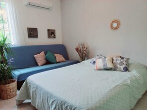 2 bedrooms, iron/ironing board, WiFi, bed sheets - House close to the sea and town center, quiet area (Argelès-sur-Mer)