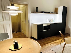 Réfrigérateur, micro-ondes, plaque de cuisson, lave-vaisselle