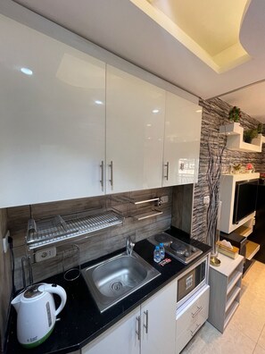 Microwave, cookware/dishes/utensils