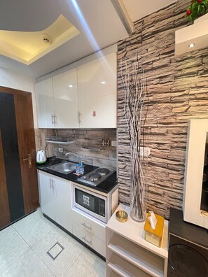 Microwave, cookware/dishes/utensils