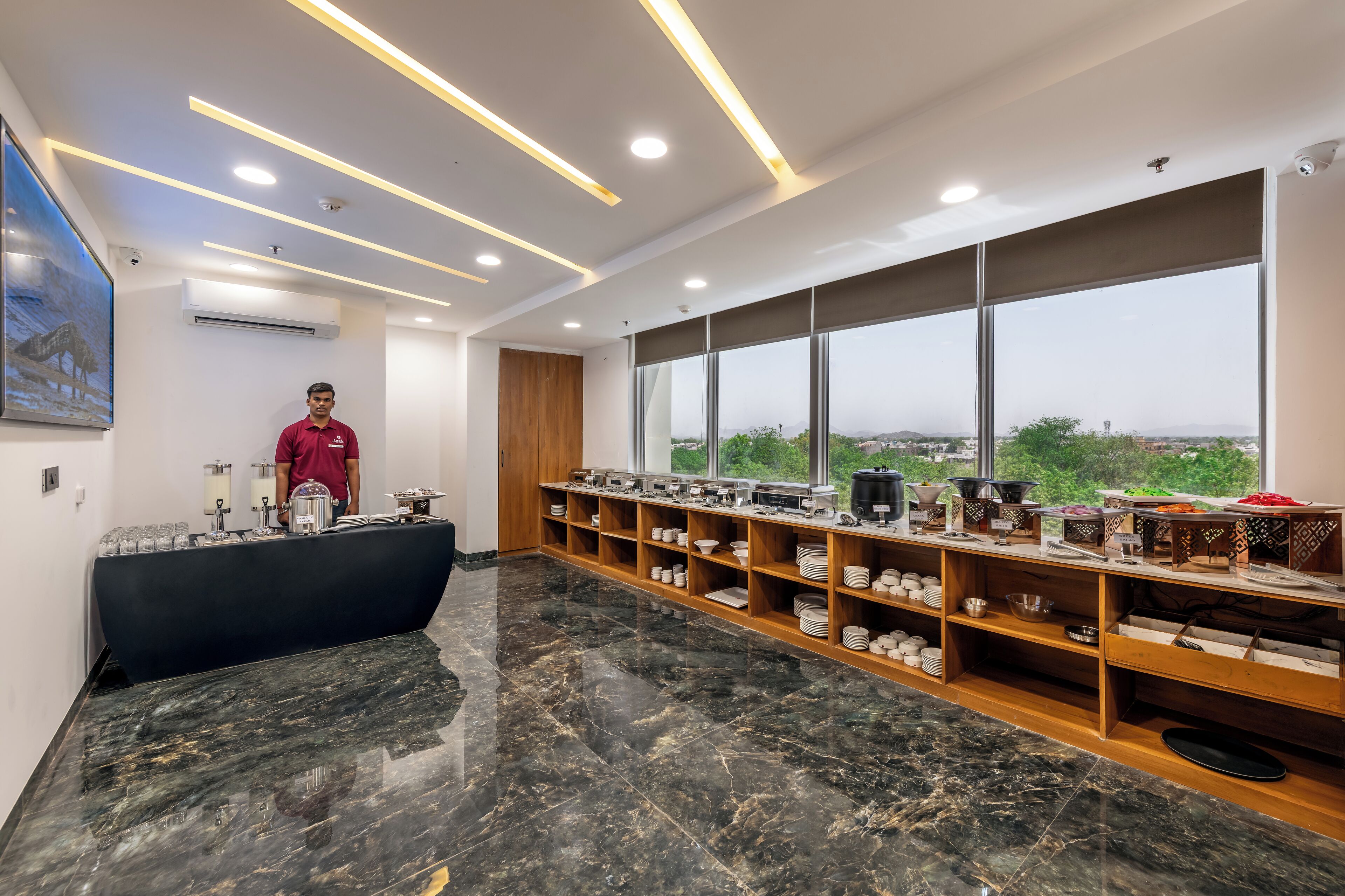 朝食 (ビュッフェ)、毎日提供 (1 名様 250 INR)