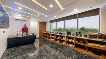 Desayuno buffet diario (INR 250 por persona)