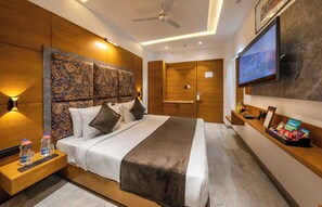 Quarto luxo, vista para a cidade | Frigobar, escrivaninha, ferros/tábuas de passar roupa, Wi-Fi de cortesia