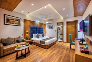 Executive Room, City View | Minibar, desk, iron/ironing board, free WiFi