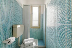 Standard Apartment, Multiple Bedrooms, 2 Bathrooms (Waves Apartment 2 100m From Sea) | Bathroom | Shower, bidet, towels, soap - Residence Vista Mare (Porto Cesareo)
