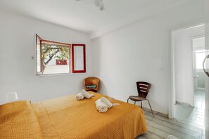 Standard Apartment, 3 Bedrooms, 2 Bathrooms (Waves Apartment 1 100m From Sea)
