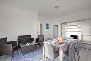Departamento estándar, varias habitaciones (Waves Apartment 3 Sea View 100 M from) | Comedor