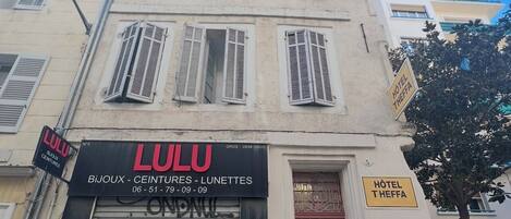 Vista frontal de la propiedad