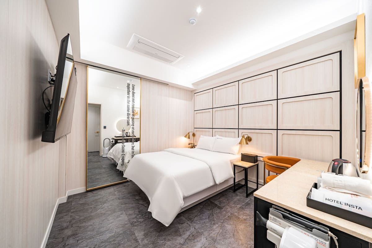 Deluxe dubbelrum - 1 queensize-sÀng | 1 sovrum, skrivbord, arbetsyta för laptop och gratis wi-fi