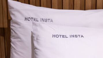 Dos almohadones con el texto 'HOTEL INSTA'.