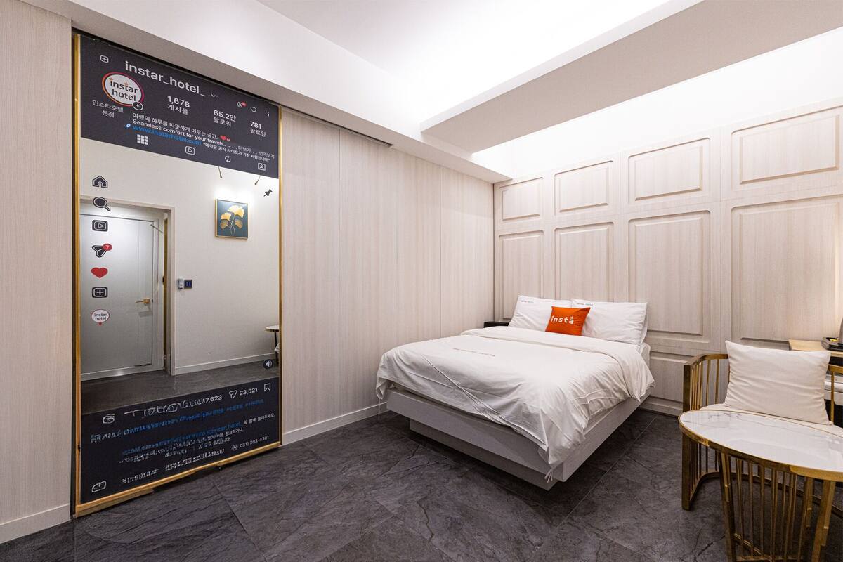 Deluxe Room (design and bathtub assigned at random)  | 高档床上用品、羽绒被、记忆海绵床垫、办公桌
