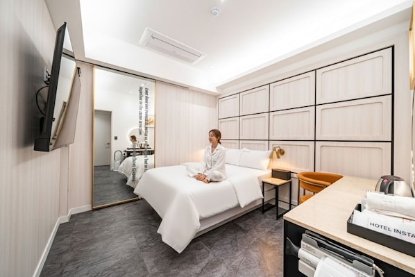 Deluxe Room | Living area | 65-inch TV with cable channels, Netflix, heated floors