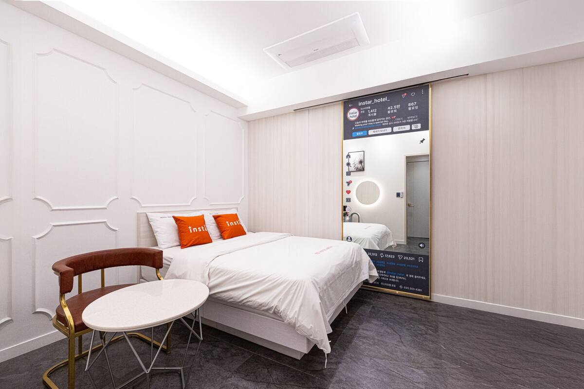 Standard Room (design assigned at random)  | 高档床上用品、羽绒被、记忆海绵床垫、办公桌