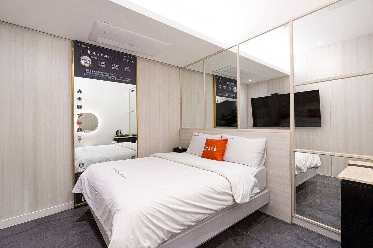 Economy Room | 高档床上用品、羽绒被、记忆海绵床垫、办公桌