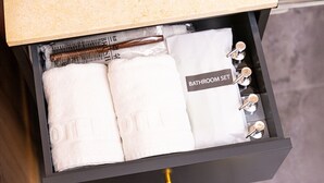 Premium bedding, down comforters, memory foam beds, desk - Insta Hotel - Main Branch (Suwon)