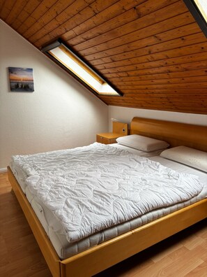 2 عدّة غرف نوم وسرير سفر وواي فاي مجانًا وملاءات أسرّة