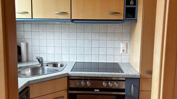 JÀÀkaappi, mikroaaltouuni, liesi, astianpesukone