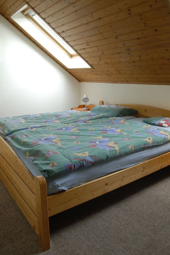 2 bedrooms, travel cot, free WiFi, bed sheets