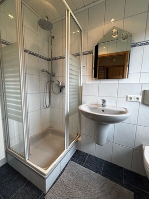 Douche, serviettes fournies, savon, papier toilette