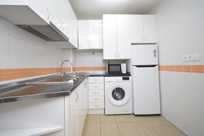 Kjøleskap, mikrobølgeovn, kaffetrakter/tekoker og vannkoker