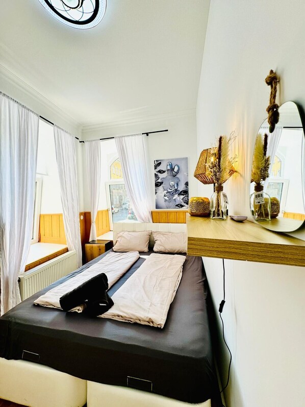 Basic Room | Iron/ironing board