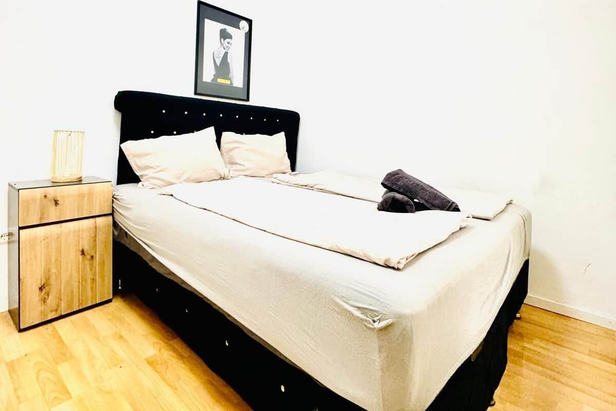 Basic Room | Iron/ironing board