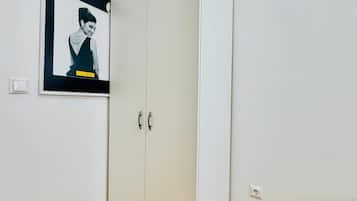 Basic Room | Iron/ironing board