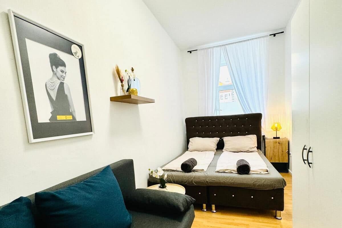 Basic Room | Iron/ironing board