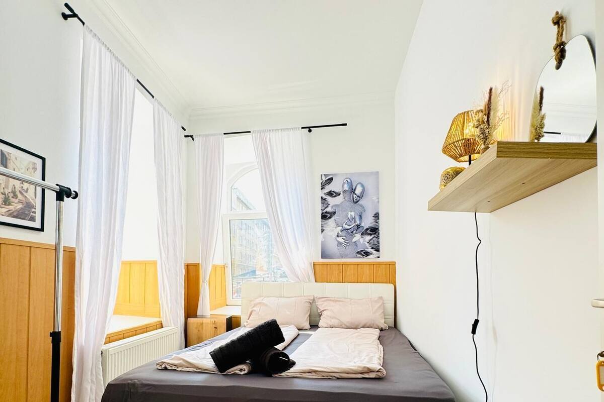 Basic Room | Iron/ironing board (on request)
