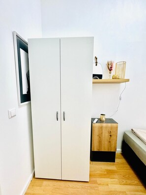 Iron/ironing board - 10BR Apt for Groups 8Min to Rathausplatz (Vienna)