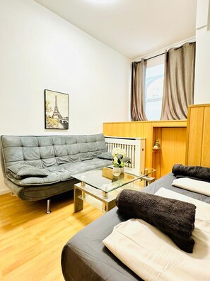 Iron/ironing board - 10BR Apt for Groups 8Min to Rathausplatz (Vienna)