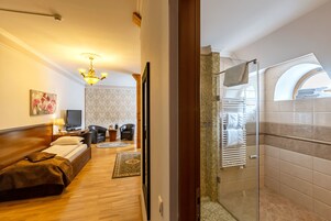 Ropa de cama de alta calidad, colchones con efecto memoria y minibar