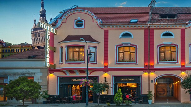 A historic building with a ground-floor restaurant named 'Boulevard'. - Hotel Boutique Bulevard (Sighisoara)