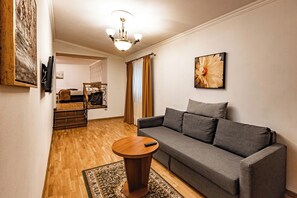 Family Room | Premium bedding, memory foam beds, minibar, desk - Hotel Boutique Bulevard (Sighisoara)