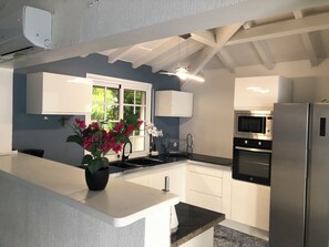 Fridge, microwave, oven, coffee/tea maker