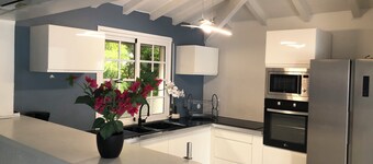 Charming 2-bedroom villa in Saint-François with WiFi, AC