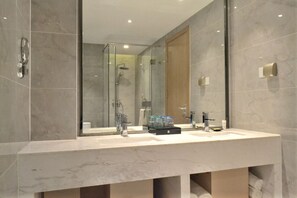 Superior-Suite | Badezimmer | Dusche, Haartrockner, Hausschuhe, Handtücher