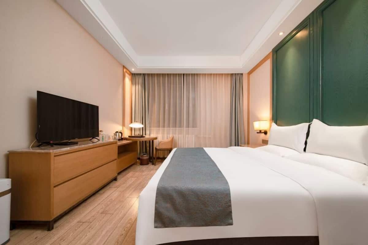Classic Double Room | 1 bedroom, laptop workspace, blackout drapes, free WiFi