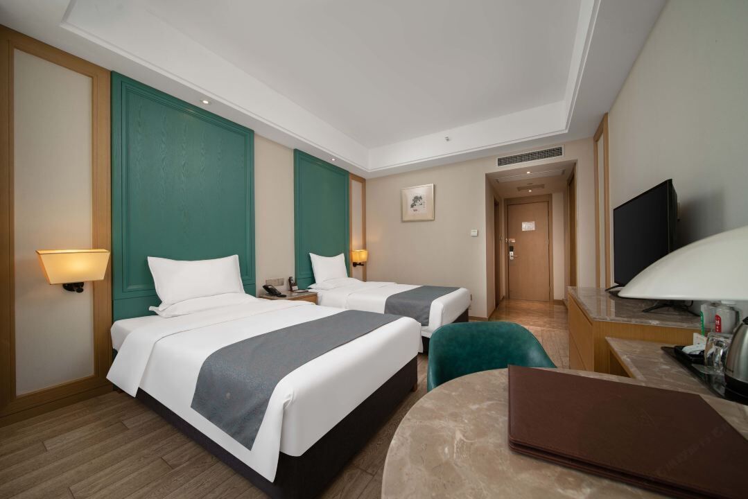 Superior Twin Room | Laptop workspace, blackout drapes, free WiFi, bed sheets