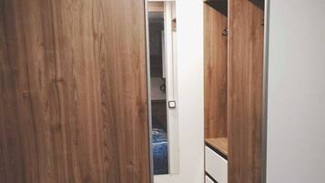 3 dormitorios y tabla de planchar con plancha