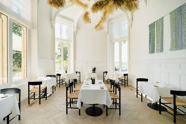 Déjeuner et dîner servis sur place