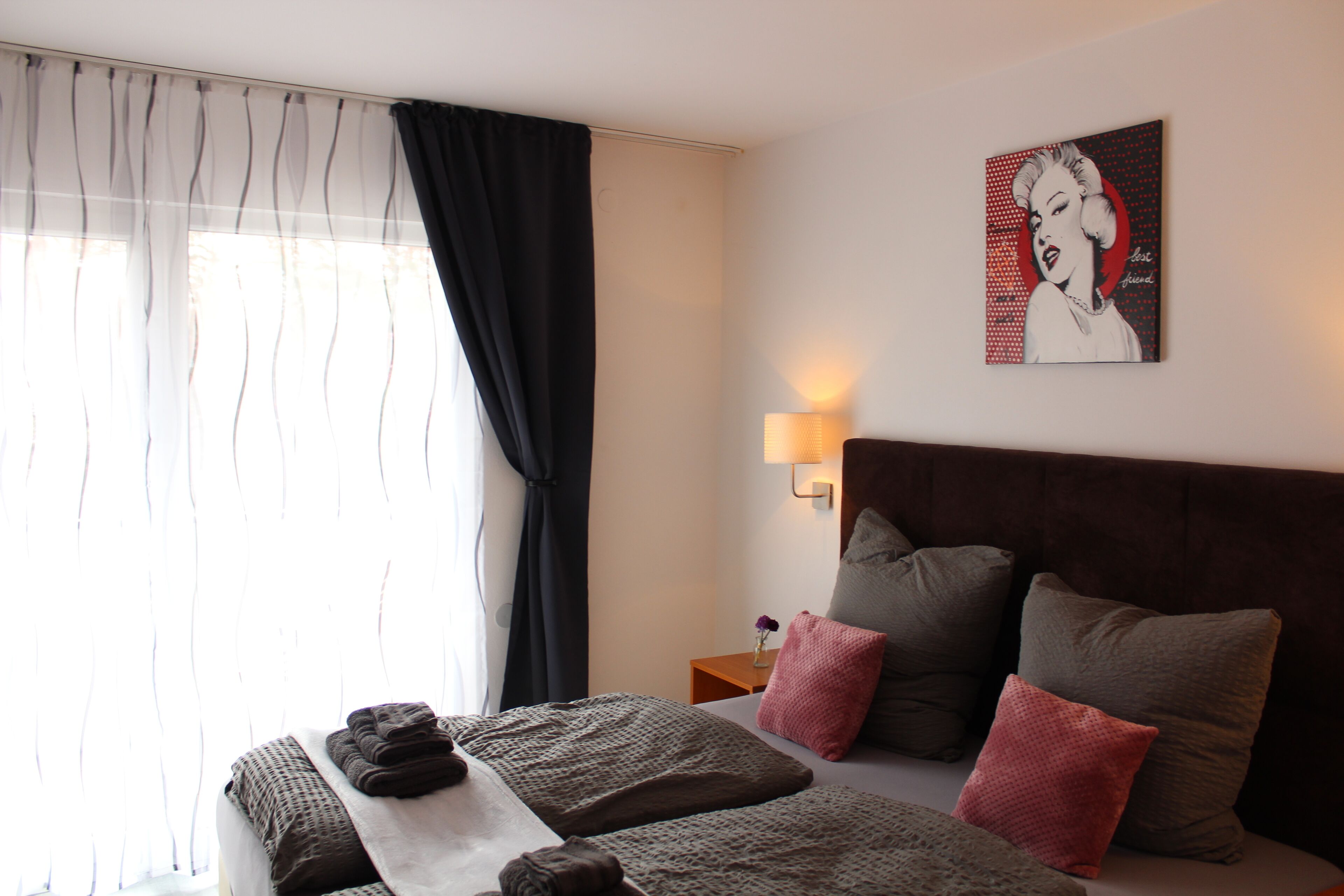 舒适双人房 | 办公桌、笔记本电脑工作区、遮光窗帘、熨斗/熨板