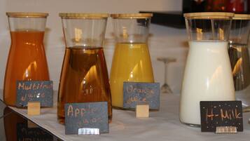 Tägliches Frühstücksbuffet (15 EUR pro Person)