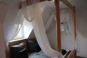 Desk, laptop workspace, blackout curtains, iron/ironing board - Burghotel - das Original (Nuremberg)
