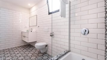 Klassieke tweepersoonskamer | Badkamer | Gratis toiletartikelen, handdoeken, zeep, shampoo